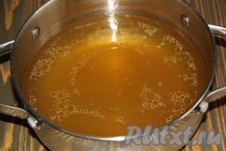 Бульон от говядины процедить, в нём мы будем варить тесто.
