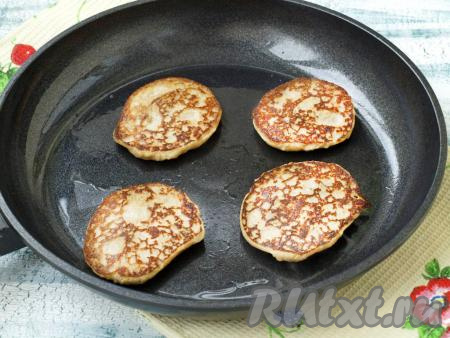 Перевернуть овсяные оладьи и жарить их с другой стороны тоже до румяности, затем переложить на тарелку. В процессе замешивания теста масло не добавлялось, поэтому перед приготовлением следующей партии оладушек сковороду лучше снова смазать маслом при помощи кисточки (масла не должно быть много).