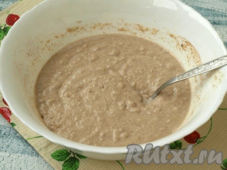 Всыпать в жидкую массу половину овсяной муки, разрыхлитель, корицу и соль. Перемешать и начать по столовой ложке подсыпать оставшуюся овсяную муку, каждый раз полностью вмешивая её в тесто. Тесто должно получиться, как сметана средней густоты. Как только добились такой консистенции, больше овсяную муку не добавляйте. Оставить тесто постоять 10 минут, чтобы овсянка немного набухла и тесто стало ещё немного гуще.