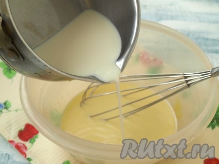 Молоко подогреть до комнатной температуры (я подогрела на плите, можно подогреть в микроволновке), добавить его к яичной смеси и тщательно взбить венчиком получившуюся жидкую массу.