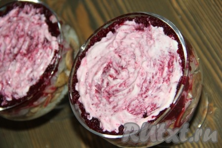 Вареную свеклу очистить, остудить и натереть на мелкой тёрке. Выложить свеклу поверх лука, смазать майонезом.
