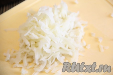 Очищенный картофель натереть на крупной тёрке.
