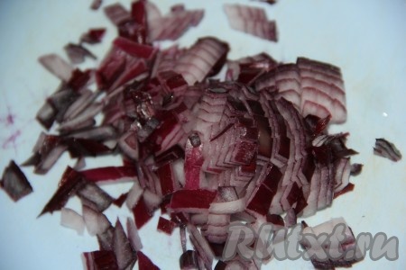 Лук очистить и мелко нарезать.
