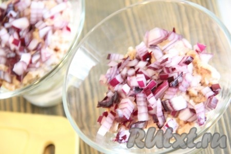 Выложить лук поверх печени трески, сделать сеточку из майонеза.
