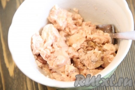 Печень трески аккуратно откинуть на дуршлаг (пусть излишки масла стекут). Затем вилкой размять печень, но не мелко.