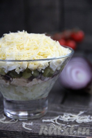 Сыр натереть на мелкой тёрке и выложить поверх салата пышной шапкой. Дать салату пропитаться 1-2 часа в прохладном месте, а затем подать к столу. Нежный, сытный, вкусный салат из печени трески с маринованными огурцами понравится многим, попробуйте!

