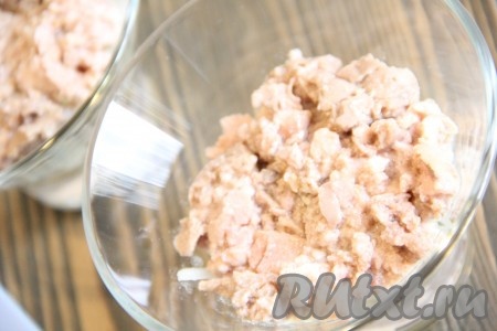 Выложить печень поверх картофеля.
