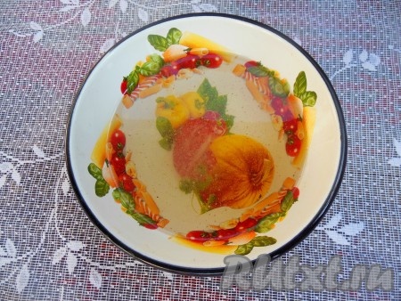 Для приготовления маринада в воду добавьте соль, сахар, доведите до кипения, влейте растительное масло и уксус. Дайте маринаду закипеть.