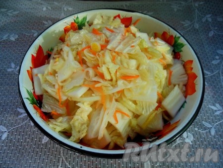 Горячим маринадом залейте овощи, перемешайте. Накройте маринованную пекинскую капусту небольшим прессом, оставьте на столе на 20-30 минут. Затем уберите пресс, накройте тарелку крышкой и поставьте в холодильник. Через 5-6 часов капуста полностью промаринуется.
