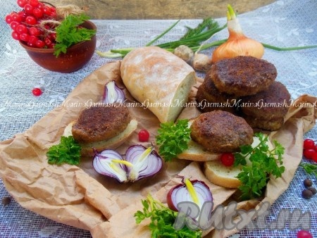 Вкусны такие котлетки и если их потушить в томатном соусе с овощами. Рыбные котлеты из плотвы подавайте к картофельному пюре, рису, они хороши как в горячем, так и в холодном виде. Как видите, приготовить котлеты из плотвы по этому рецепту совсем несложно, даже кости из мелкой рыбки удалять не нужно.