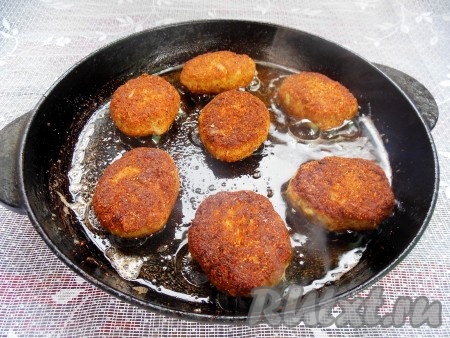 Обжаривайте котлеты на медленном огне до золотистой корочки с каждой стороны (примерно, по 5 минут с каждой стороны) без крышки.