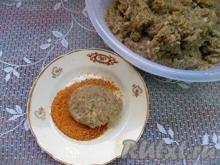 Сформируйте котлеты из приготовленного рыбного фарша, обваляйте их в панировочных сухарях.