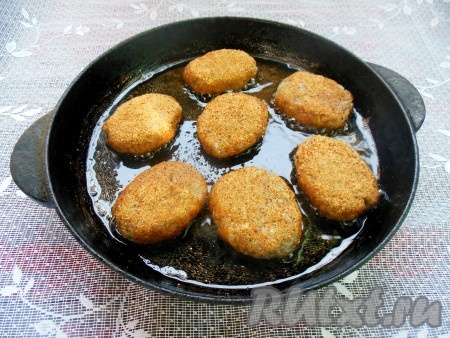 Выложите рыбные котлеты из плотвы на сковороду, хорошо разогретую с растительным маслом.