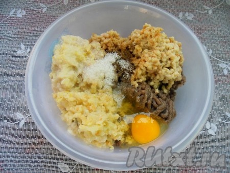 Батон замочите в молоке, снимите кожу с сала. Лук и чеснок очистите. Пропустите сало, отжатые от молока кусочки батона, чеснок и репчатый лук через мясорубку и выложите к рыбному фаршу. Репчатый лук в рыбные котлеты предварительно можно нарезать и обжарить до золотистого цвета на растительном масле, вкус рыбных котлет от этого только улучшится. В рыбный фарш добавьте соль, черный молотый перец по вкусу, яйцо. Если фарш жидковат - добавьте манную крупу. Тщательно перемешайте фарш, оставьте на 10-15 минут.