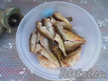 Если рыба замороженная - её надо разморозить при комнатной температуре. Плотву очистите от чешуи, уберите внутренности, обрежьте голову, хвост и плавники. Тщательно промойте под проточной водой, обязательно удалив черную пленочку внутри рыбы. Если рыбка крупная, необходимо убрать хребтовую кость. Если плотва мелкая, то не удаляйте хребет и косточки. Пропустите плотву через мясорубку с мелкой сеточкой не менее 5 раз (многократное перекручивание рыбки в мясорубке, позволит перемолоть все косточки).