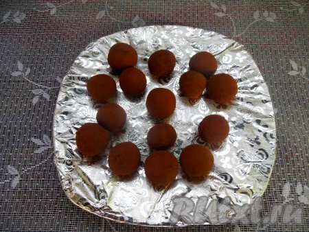 Обваляйте каждый шарик в какао-порошке. Уберите готовые конфеты из фиников в холодильник на 30-40 минут. Из указанного количества ингредиентов у меня получилась 15 небольших конфеток.
