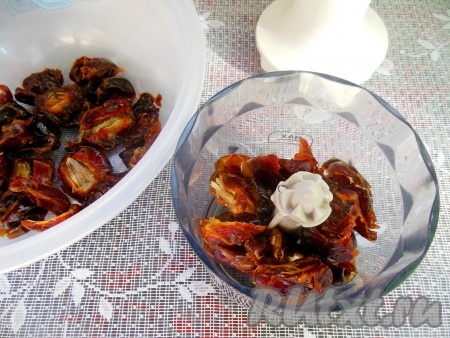 Положите финики в чашу блендера и измельчите до однородной массы.
