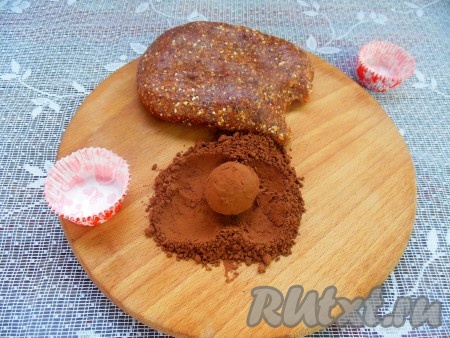 Конфетная масса по консистенции получается, как пластилин. С ней хорошо работать, даже не смачивая дополнительно руки водой. Скатайте из полученной массы небольшие шарики.