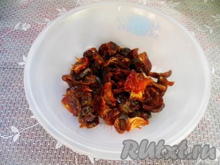 Для приготовления конфет многие замачивают финики в воде. Я использую вариант без замачивания. Перед измельчением сухофруктов удалите из них косточки.
