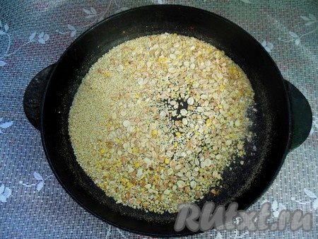 На сухой сковороде на небольшом огне подсушите белый кунжут с овсяными хлопьями и солью, помешивая, в течение 1 минуты. Я добавляю соль, чтобы разнообразить достаточно сладкий вкус конфет. Соль можно заменить лимонным соком по вкусу.