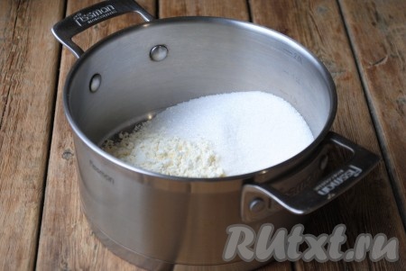 В небольшую кастрюлю или сотейник высыпать сахар и сухое молоко, хорошо перемешать.&nbsp;
