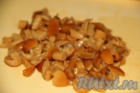 Я решила добавить в начинку для блинов еще маринованных грибочков, но и без них начинка из ветчины и сыра получается очень вкусной. Маринованные грибы откинуть на дуршлаг, а затем мелко нарезать. Оставить пару целых грибочков для украшения.
