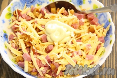 Перемешать начинку. Добавить майонез, соль по вкусу.
