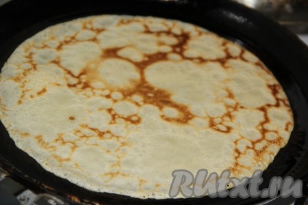 Приготовить тесто для блинов, для этого соединить молоко, яйца, сахар и соль, слегка перемешать. Добавить просеянную муку и перемешать тесто венчиком. В конце замеса добавить растительное масло, дать тесту немного отдохнуть. Консистенция теста обычная, блинная, не густая. Затем испечь блины на среднем огне на хорошо разогретой сковороде с двух сторон до золотистого цвета. Перед выпеканием первого блина сковороду нужно будет смазать маслом.