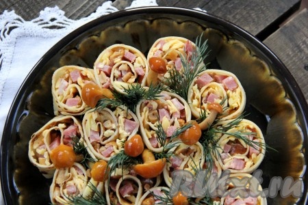 Украсить закусочные блинчики зеленью и грибочками. Вот такая аппетитная полянка получилась. Приготовить блинчики на молоке и красиво подать их с начинкой из ветчины и сыра очень просто. Настоятельно рекомендую попробовать мой вариант подачи в виде пенёчков, выглядит закуска очень красиво и аппетитно.
