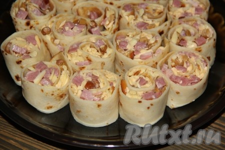 Разрезать рулет на две части. Выставить пенёчки на плоскую тарелку.
