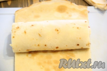 Свернуть блин с начинкой в плотный рулет.
