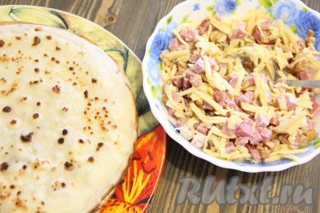 Тщательно перемешать начинку. По желанию можно добавить в начинку рубленную зелень.
