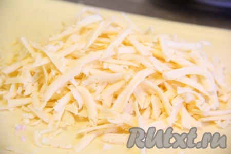 Сыр натереть на крупной тёрке.
