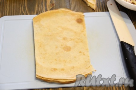 Я решила подать блины с ветчиной и сыром в виде пенёчков, так блинчики выглядят более эффектно и такую закуску можно подать, даже на праздничный стол. Для формирования пенёчков срезать край блинов (как на фото).
