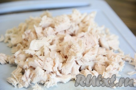 Варёную грудку мелко нарезать или разобрать на волокна.
