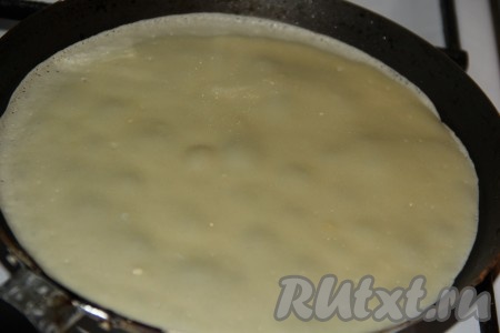 Замесить тесто для блинов, для этого соединить молоко, яйца, масло, сахар, соль, перемешать, добавить муку и ещё раз перемешать. Блинное тесто получится не густым, без комочков. Хорошо разогреть сковороду, перед выпеканием первого блина смазать растительным маслом (в дальнейшем сковороду можно не смазывать маслом). Налить на разогретую сковороду небольшое количество теста, равномерно распределяя его, жарить блинчик на среднем огне с двух сторон до золотистого цвета. Приготовить все блины, выкладывая их стопочкой на тарелку.