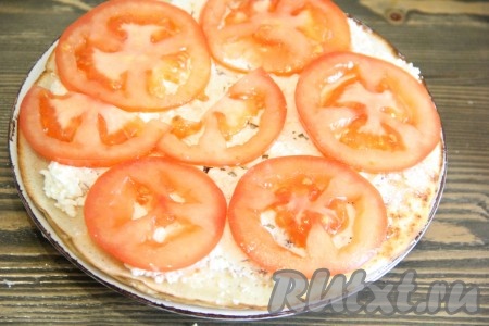 Накрыть начинку третьим блином и слегка прижать. Выложить творожную начинку, сверху выложить кружочки помидора (можно присолить).
