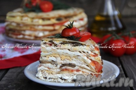 Накрыть четвертым блином, смазать творожной массой, посыпать частью яиц, натёртых на крупной тёрке (можно присолить). Накрыть следующим блином, смазать творожной массой, выложить часть грибов и продолжить выкладывать блины и начинку, чередуя слои. Таким образом собрать торт. Накрыть торт высокой тарелкой и пищевой плёнкой, поставить в холодильник на пару часов. Готовый закусочный блинный торт украсить зеленью, нарезать на кусочки и подать к столу.