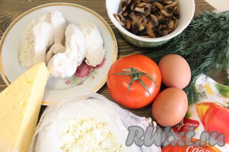 Подготовить начинку. Куриную грудку сварить до готовности и остудить. Яйца сварить вкрутую и остудить. Свежие шампиньоны промыть под проточной водой, нарезать на пластинки и обжарить на сковороде на растительном масле в течение 15 минут, не забывая периодически помешивать, затем посолить, снять с огня и остудить.
