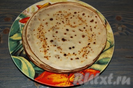 Готовые блины остудить. У нас получится, примерно, 18 блинов, на тортик уйдёт 10-12 блинов, всё зависит от размера блинчиков.
