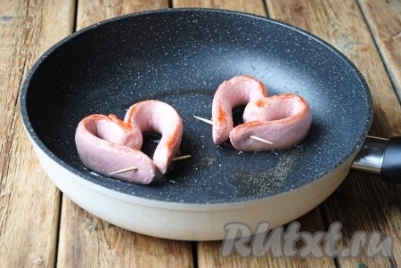 Обжарить сосиски на среднем огне в течение 1 минуты с одной стороны (до появления румяной корочки), затем перевернуть на другую сторону.&nbsp;
