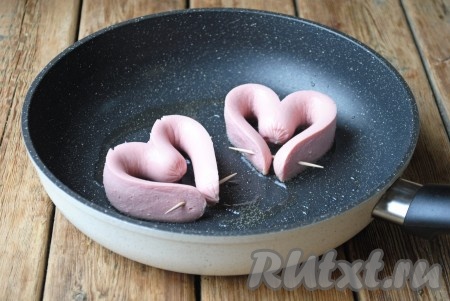 Сковороду разогреть с растительным маслом и выложить "сердца".&nbsp;
