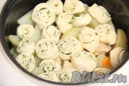 Далее приготовим нудли. На столе, присыпанному мукой, скалкой раскатать тесто в тонкий пласт, смазать мягким сливочным маслом. Присыпать раскатанное тесто пропущенным через пресс чесноком и мелко нарезанным укропом. Свернуть тесто в плотный рулет, а затем нарезать на кусочки толщиной 1-1,5 см (эти кусочки и будут нашими нудлями). Нудли можно выложить в чашу мультиварки прямо на мясо, но я решила приготовить блюдо ещё и с картофелем. Очищенную, крупно нарезанную картошку выложить к мясу в чашу мультиварки и включить режим "Тушение" на 1 час, крышку закрыть. Через 30 минут после начала режима "Тушение" выложить нудли поверх картофеля, крышку снова закрыть и продолжить готовить до сигнала.
