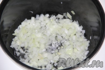 Я готовила нудли в мультиварке. В чашу мультиварки влить 2-3 столовые ложки растительного масла, добавить лук. Включить режим "Жарка". Помешивая, обжарить лук в течение 5 минут.
