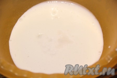 Для начала замесить тесто для нудлей, для этого в глубокую миску влить кефир и добавить соду, перемешать.