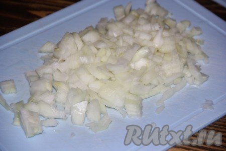 Лук очистить и мелко нарезать.
