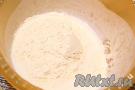 Затем добавлять муку небольшими порциями.

