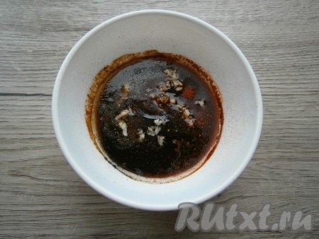 Сюда же добавить пропущенный через пресс чеснок, перемешать получившийся соус.
