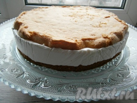 Теперь остается только собрать бисквитный торт с суфле, чуть его выровнять и украсить. Нижний бисквит с суфле (который побольше в диаметре) освободить от формы и пленки, разместить его на большой тарелке или подложке.
