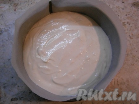 Форму диаметром 24 см застелить пергаментом (я застелила и дно, и бока), выложить тесто, разровнять.
